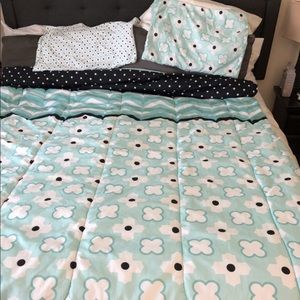 Twin size mint green bedding